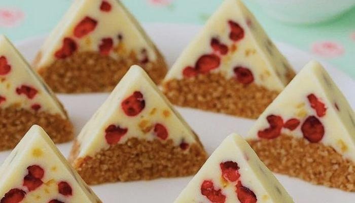 Šarena piramida sa belom čokoladom i brusnicama: Recept