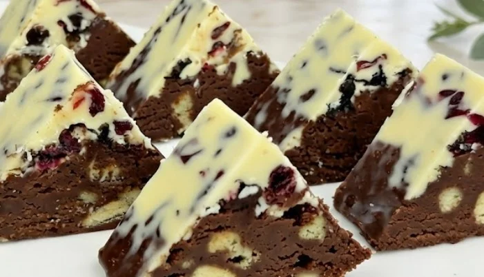 Čokoladni piramidalni desert sa brusnicom