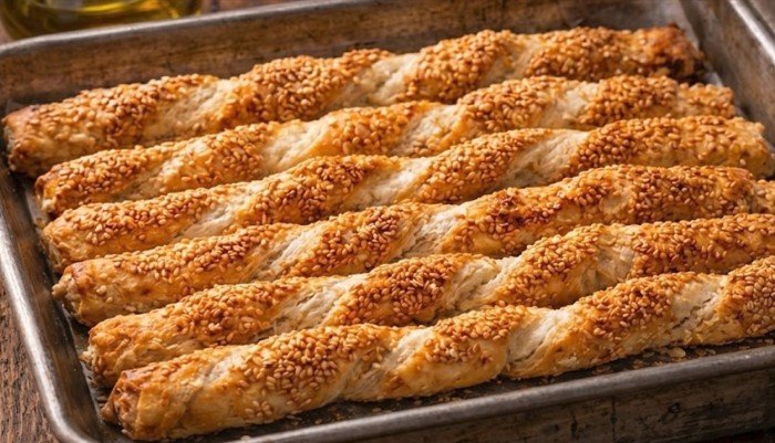 Štapići sa susamom – brzi slani zalogaji od lisnatog testa