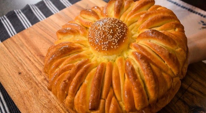 Svečana Lepezasta Pogača – Dekorativna i Meka kao Duša