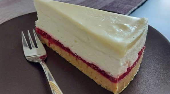 Bijeli Schwarzwald bez Pečenja – Kremasta Torta sa Malinama