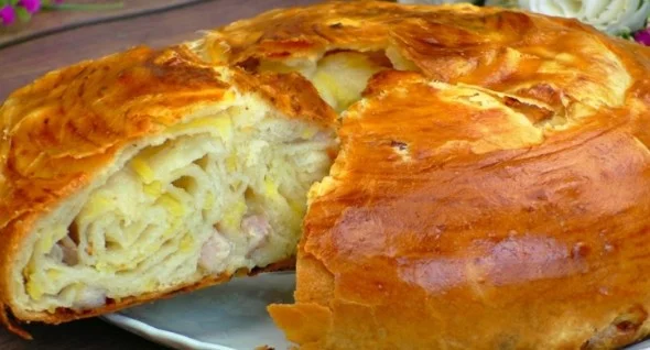 Neverovatno Ukusna “Burek-Torta” sa Mesom i Krompirom – Sve se Pomeša i Peče!