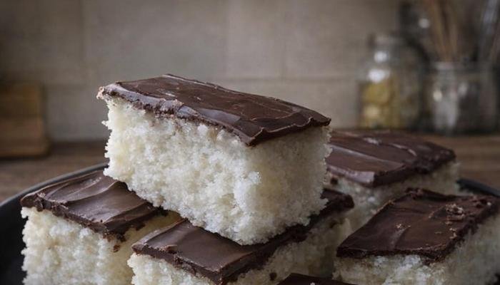 Za ovaj kolac ne ukljucujte mikser, imacete dve jogurtske case, i jednu ciniju prljavu, a ukupno vam treba par minuta da zbrckate ovu poslasticu – Kroz Objektiv