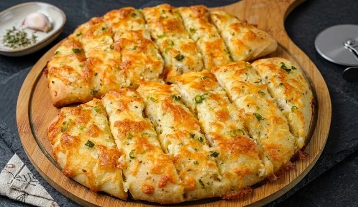 Domaći hleb sa belim lukom i sirom