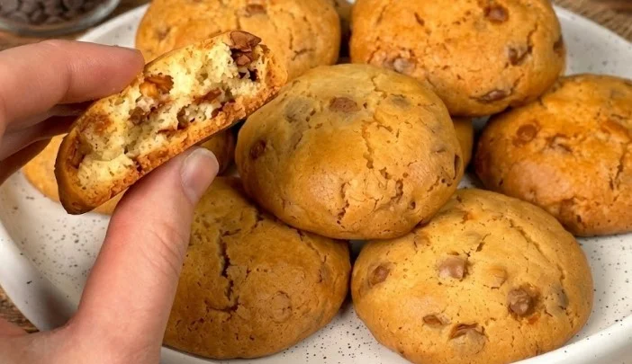 Hrskavi keks sa čokoladom i orasima