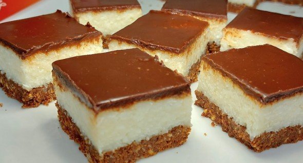 Brze Plazma Kokos Kocke – Bounty Kolač Bez Pečenja (Gotov za Nekoliko Minuta!)