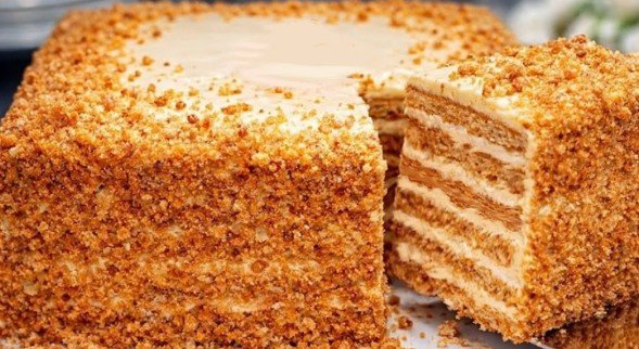 Savršeni Domaći Medovik – Recept za Mekane Korice i Najbolji Fil