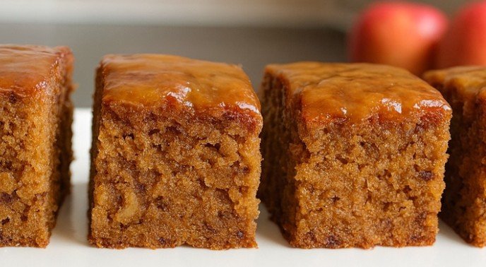 Lepljivi Kolač od Jabuka sa Karamelom – Najsočniji Jesenji Desert