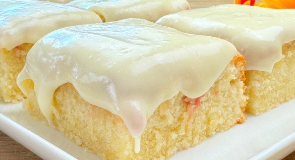 Pravićete Ga Svaki Dan! Brzi Kolač od Limuna sa Jagodama i Belom Glazurom