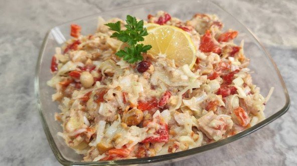 Posna salata sa pečenom paprikom i tunjevinom (Brza i preukusna!)