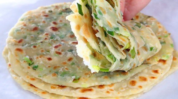 Najjednostavnije Domaće Lepinje sa Mladim Lukom: Samo Brašno i Voda!