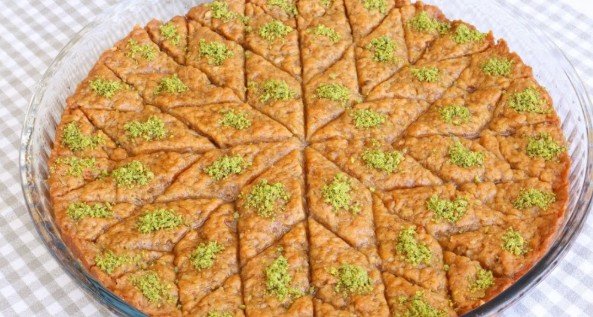 Lažna Baklava (Yalancı Baklava) sa Orasima: Recept Koji Ne Zahteva Razvlačenje Kora!