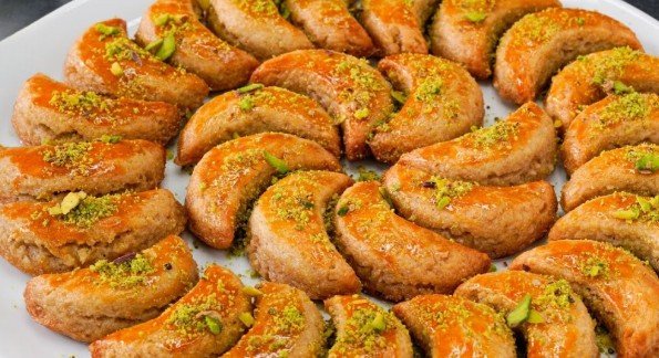 Legendarni Desert u Obliku Polumeseca: Topi se u Ustima! (Aypare Tatlısı)