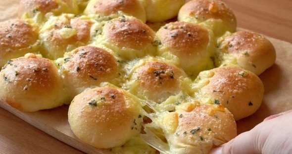 Domaći Garlic Bread sa Sirom (Recept bez mešenja testa!)