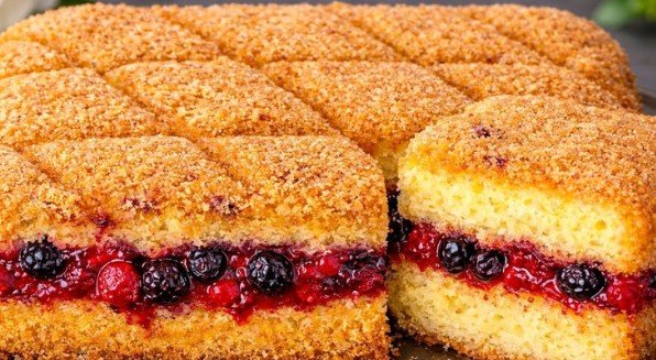 Bakin Kolač sa Jogurtom za 5 Minuta: Topi se u Ustima!