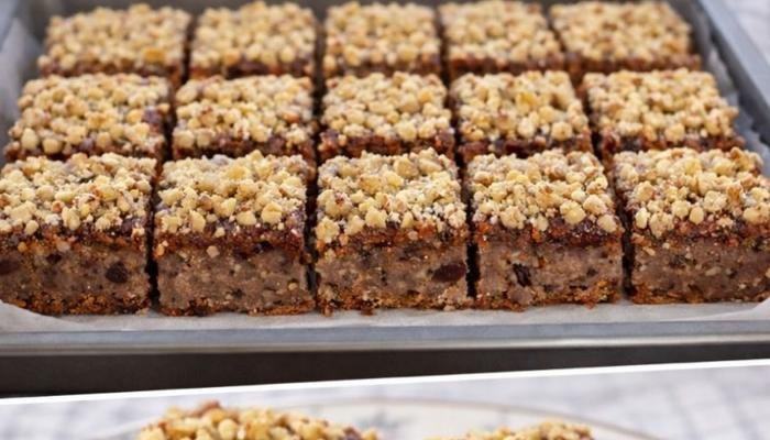 Posni kolač na vodi sa jabukama i orasima – sočan, mirisan