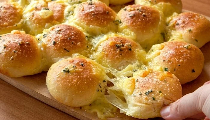 Puteraste pogačice sa sirom i belim lukom