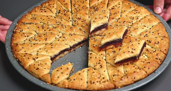 Brzi Keks Kolač sa Urmama: Poslastica Bez Jaja i Putera!