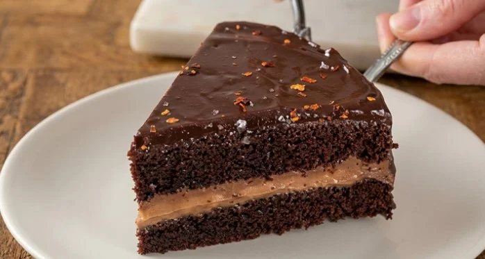 Domaća Snickers torta: Savršena biskvitna rapsodija sa domaćim karamelom i kikirikijem