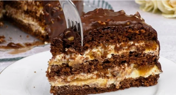 Domaća Snickers torta sa kikirikijem i karamelom koja se prosto topi
