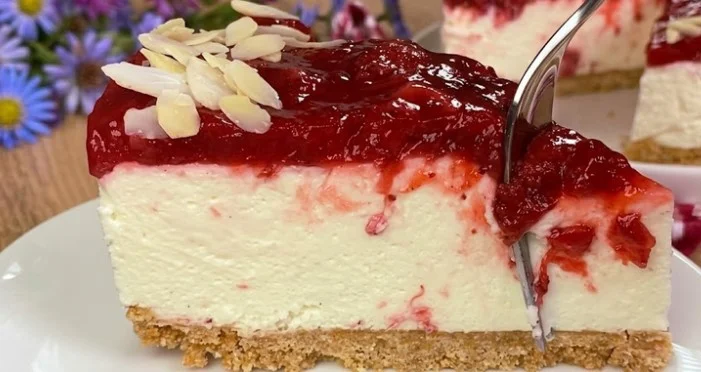 Osvežavajući domaći biskvitni čizkejk sa jagodama bez pečenja koji se mliječno topi