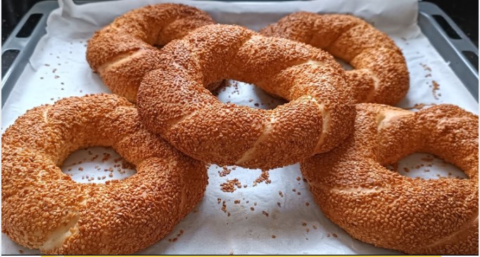 Zaboravite pekaru! Recept za najmekše turske đevreke (Simit) sa svim tajnama