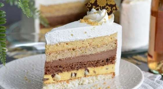 Kasandra Torta: Raskošna Poslastica za Sve Vaše Proslave!