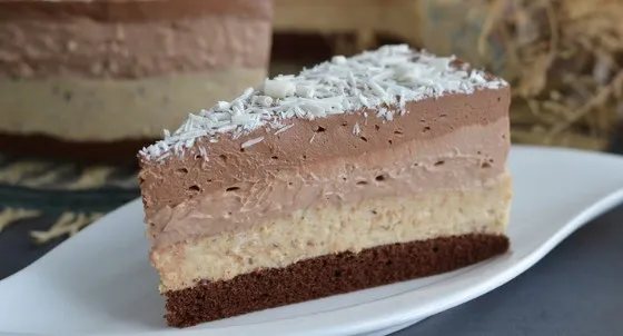 Torta sa Tri Krema: Savršenstvo Koje Ostavlja Bez Daha!