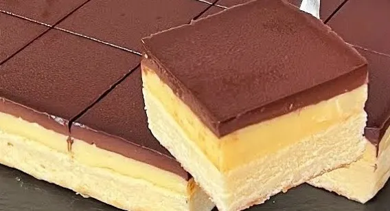 Boston Krem Kolač: Omiljena Poslastica sa Vanilom i Čokoladom!