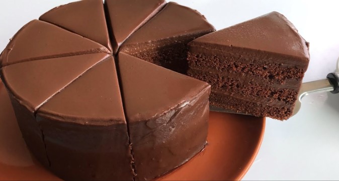Super sočna čokoladna torta (Neverovatno mekana sa savršenim prelivom!)