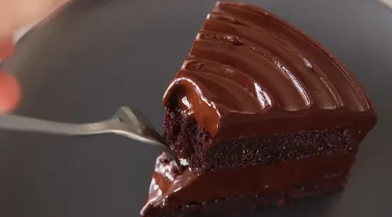 Najbolji Čokoladni Kolač Ikada: Gotov za 25 Minuta u Jednoj Posudi!