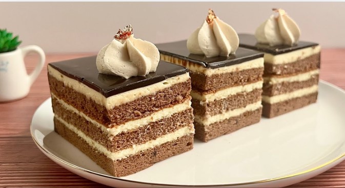 Čudesna Moka Čokoladna Torta (Sjajna glazura i savršeni slojevi!)