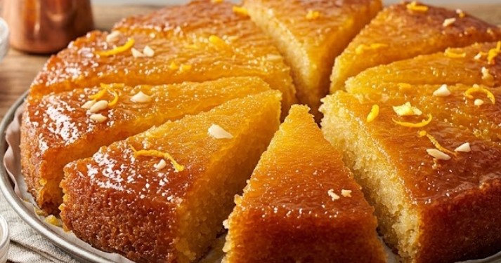 Sočni griz kolač sa narandžom i jogurtom: Mediteranska biskvitna rapsodija ukusa