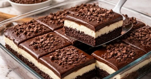 Kremasta domaća čokoladna torta sa svilenkastom belom kremom i bogatim ganaš prelivom