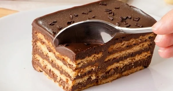 Čokoladna torta sa keksom koja se ne peče: Brzi biskvitni desert koji bazično osvaja svaku trpezu