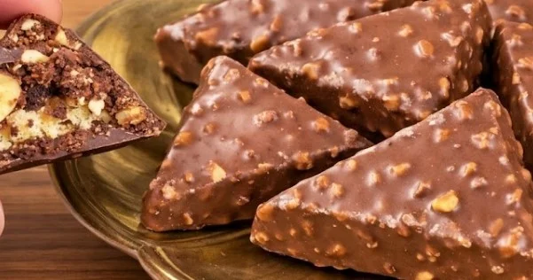 Čokoladni biskvitni trouglovi: Savršena poslastica bez pečenja za ljubitelje kikirikija