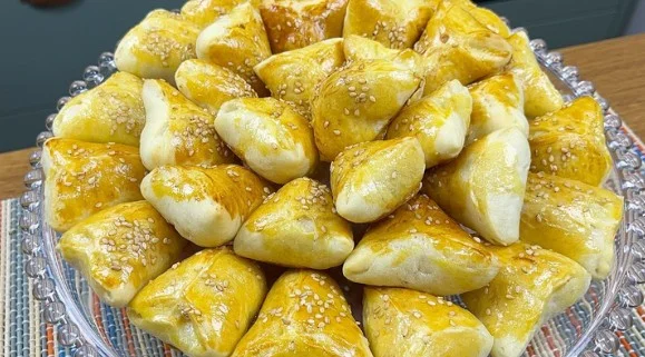 Savršeno Meko Testo za 80 Mini Peciva: Trouglići sa Piletinom!