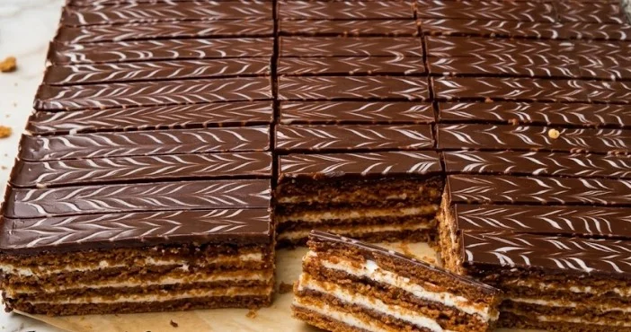 Domaća biskvitna Mađarica: Bezvremenska mliječna poslastica sa čokoladnim šarama