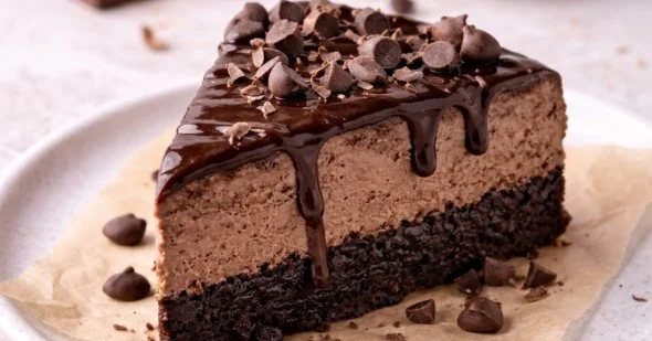 Čokoladna torta sa svilenkastom mliječnom kremom od sira i sočnom tamnom podlogom