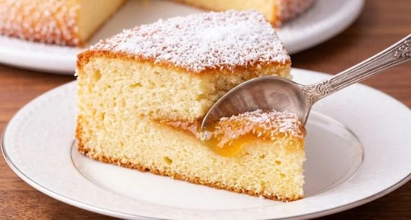 Čarolija iz tegle: Najmekši biskvitni kolač sa džemom i sodom bikarbonom koji se bazično topi