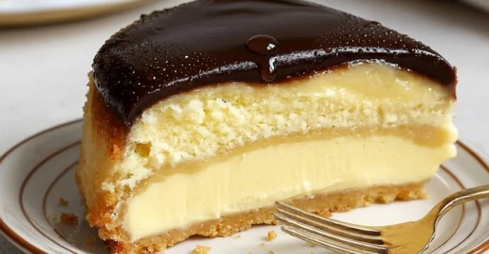 Neodoljiva domaća Boston krem pita sa svilenkastim mliječnim filom i sjajnim ganašom