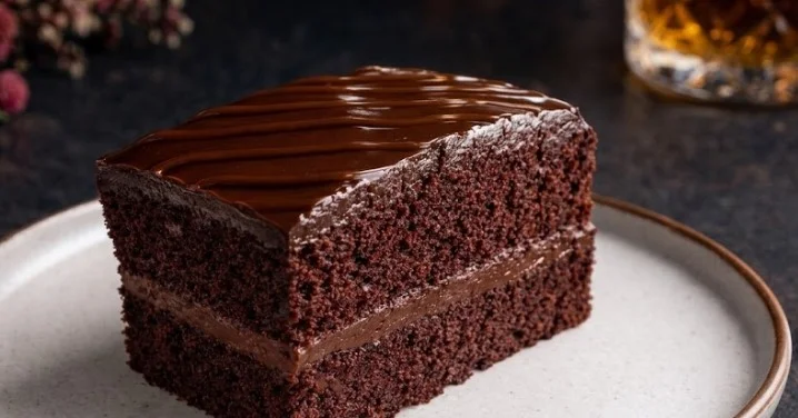 Sočna čokoladna biskvitna torta: Najbolji mliječni biskvitni desert za ljubitelje tamne čokolade