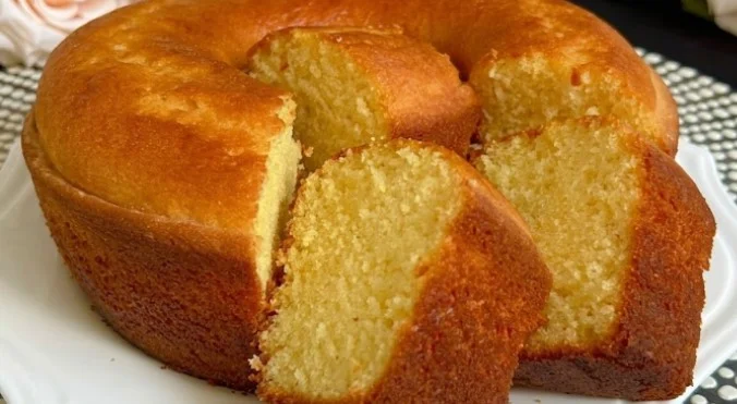 Neodoljivi biskvitni kolač bez jaja i mlijeka: Sočna čarolija od narandže koja biskvitno mliječno osvaja