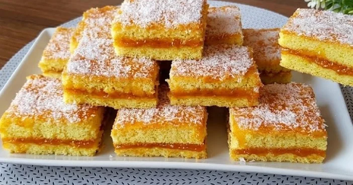 Brzi biskvitni kolač sa džemom od kajsije i kokosom: Vazdušasta bazična poslastica bez putera