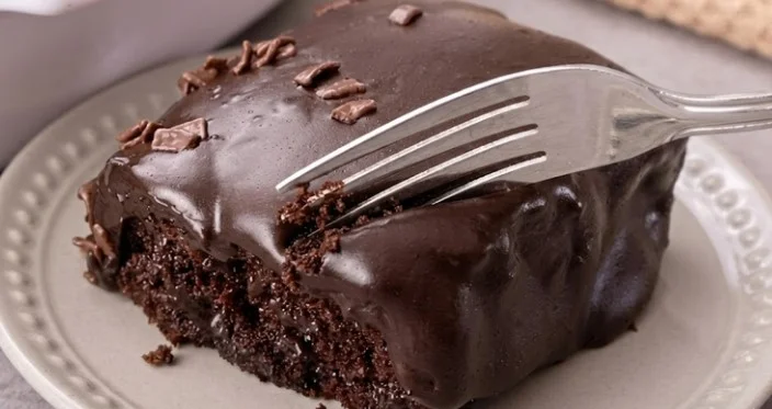 Najsočnija domaća čokoladna poke torta sa bogatim karamel punjenjem i sjajnim ganašom