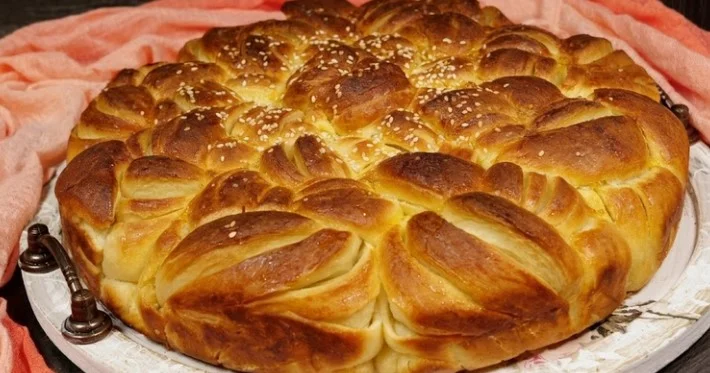 Domaća pletena pogača koja mirisom i mekoćom bazično spaja cijelu porodicu oko stola