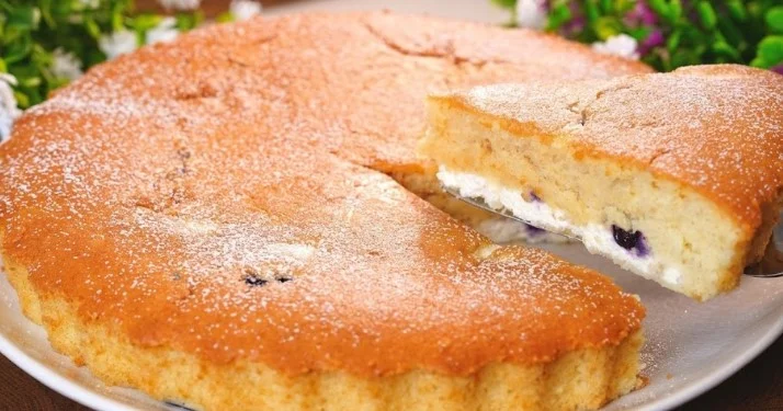 Brzi biskvitni kolač sa sirom i borovnicama: Mliječna čarolija koja biskvitno osvaja svakim zalogajem