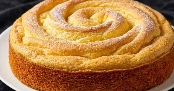 Vazdušasti spiralni kolač od vanile: Mliječna bazična čarolija koja biskvitno osvaja