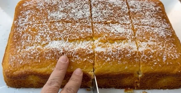 Starinska bakina torta od limuna koja se biskvitno topi u ustima