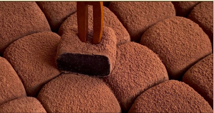 Jednostavan način za pravljenje domaće čokolade od mleka (Samo 4 sastojka)